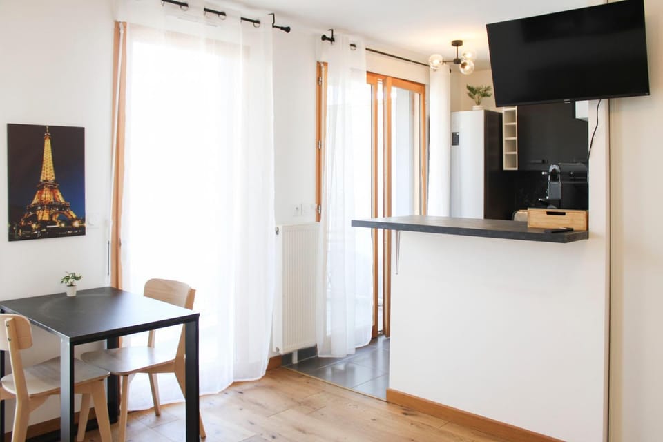 Cosy studio with balcony right next to Paris Apartment in Charenton-le-Pont