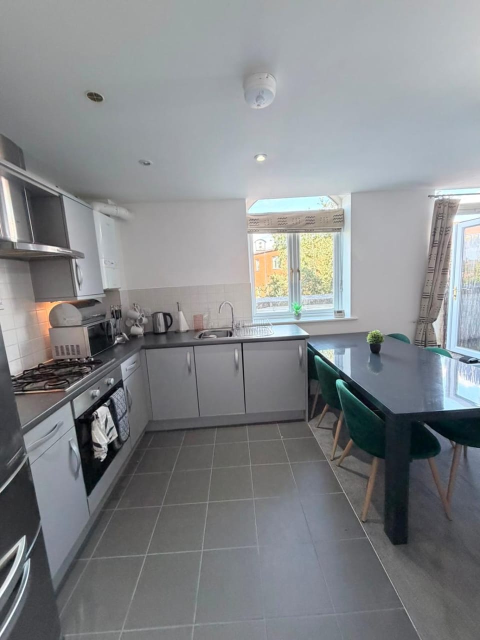 2 Bed Apartment in Dickens Heath | Free Parking Apartment in Shirley