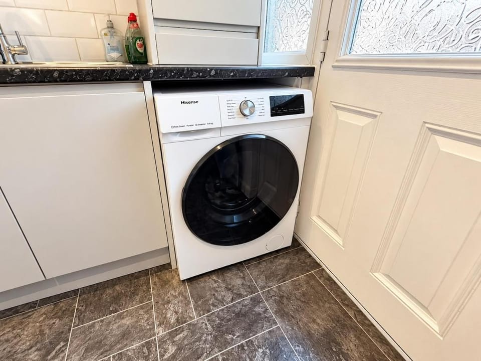 NEW 4 Bed House with 7 Beds in Eccles, Trafford, Manchester - Sleeps 10 - 3 Double Beds - 4 Single Beds - FREE PARKING, Garden & Wi-Fi - Close to Trafford Centre, MediaCityUK, Salford Quays, and Old Trafford stadiums House in Stretford