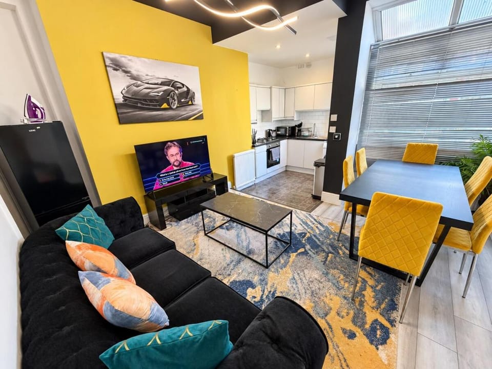 NEW 4 Bed House with 7 Beds in Eccles, Trafford, Manchester - Sleeps 10 - 3 Double Beds - 4 Single Beds - FREE PARKING, Garden & Wi-Fi - Close to Trafford Centre, MediaCityUK, Salford Quays, and Old Trafford stadiums House in Stretford
