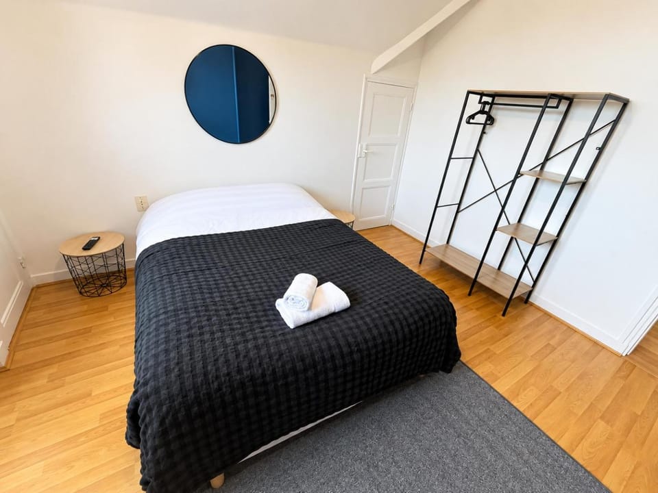 Bed, Photo of the whole room, Bedroom, towels