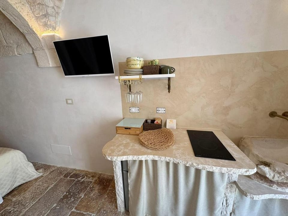 Romantic Stone Suite with Private Whirlpool Tub Apartment in Ceglie Messapica