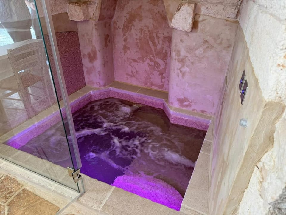 Romantic Stone Suite with Private Whirlpool Tub Apartment in Ceglie Messapica