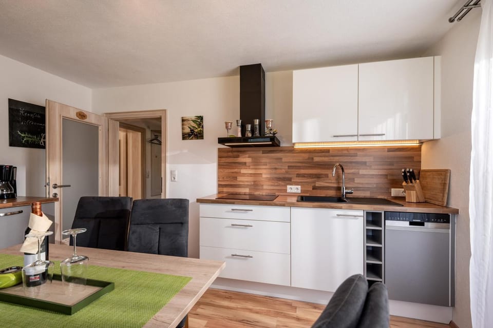 People, Kitchen or kitchenette, Other, Decorative detail, Dining area, Family, heating, internet, stove
