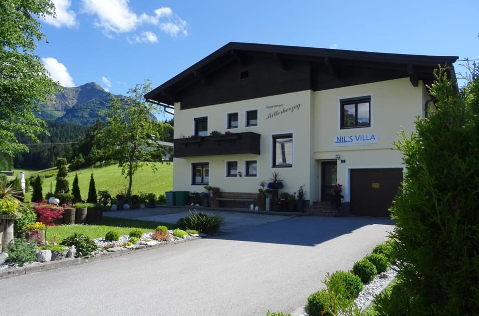 Property building, Facade/entrance, Mountain view, Street view, Family, Parking