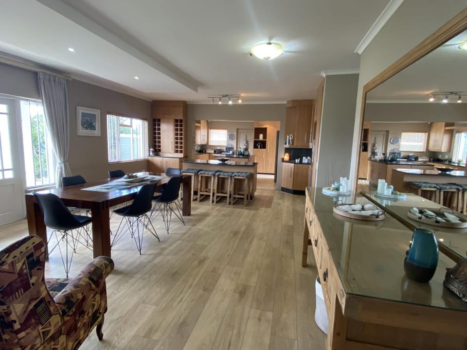 Kitchen or kitchenette, Seating area, Dining area