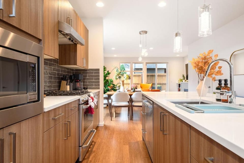 Spacious Modern House Rooftop Backyard Loft 3B2andHalfB House in Ballard