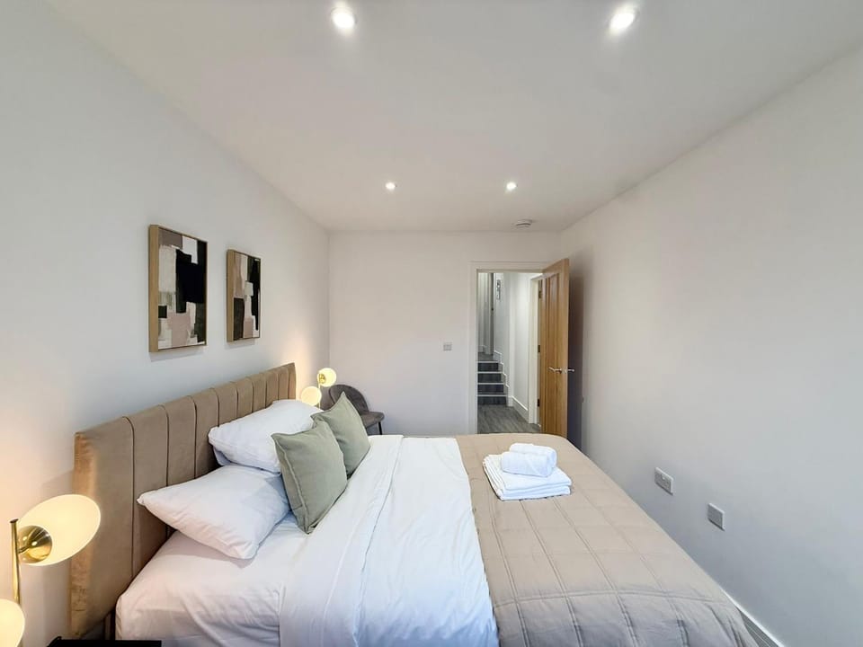 City Vibes Comfort: 3BR Gem by Earl's Court Apartment in City of Westminster