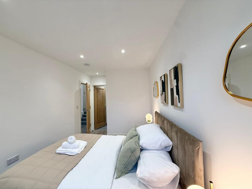 City Vibes Comfort: 3BR Gem by Earl's Court Apartment in City of Westminster