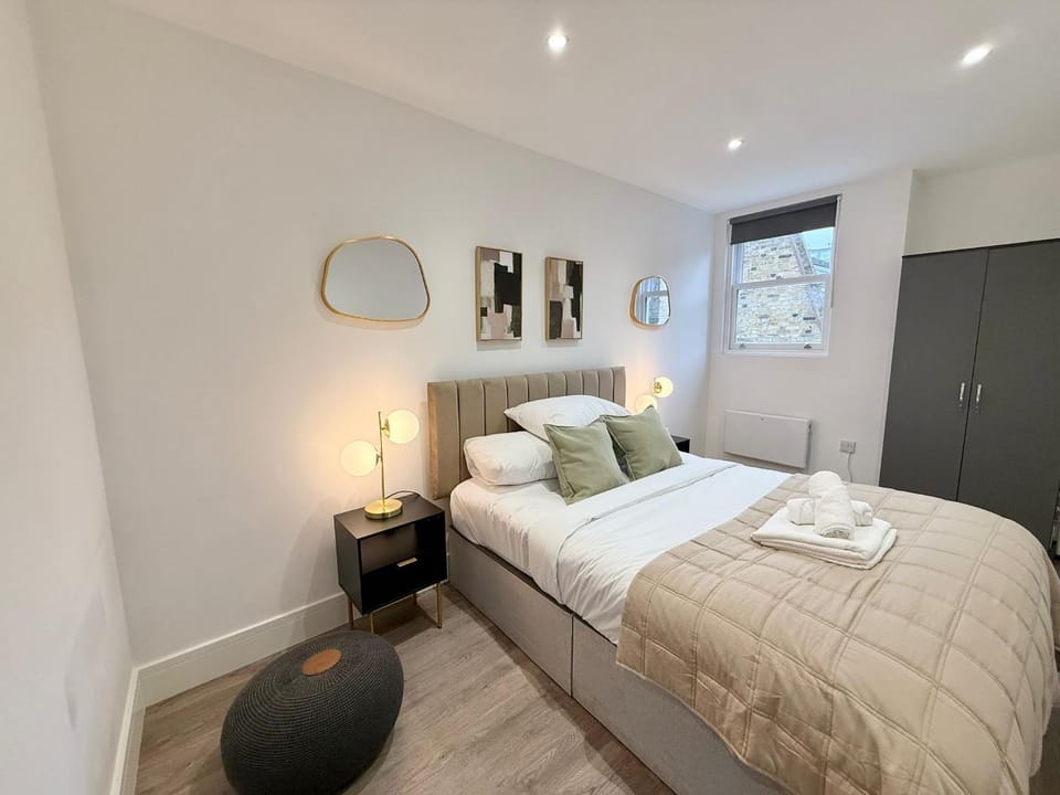 City Vibes Comfort: 3BR Gem by Earl's Court Apartment in City of Westminster