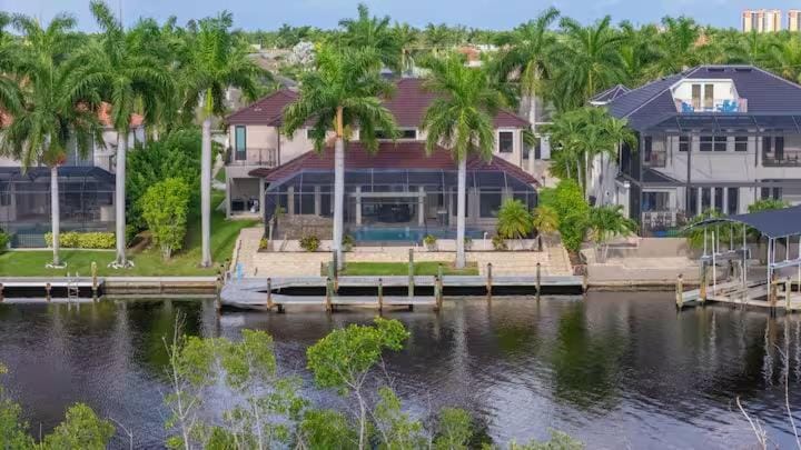 Waterfront Fun, Pool & Spa Paradise with Game Room & Gulf Access - Palm Vista Villa - Roelens House in Sanibel Island