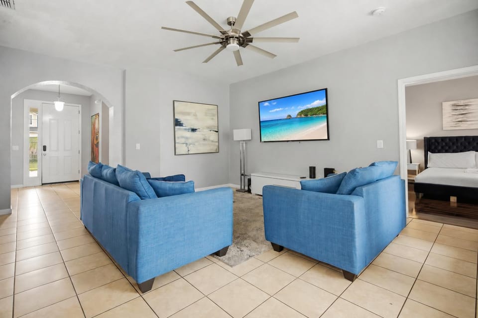 Charming 4BR Pool Home w Minions & Mickey Rooms House in Poinciana