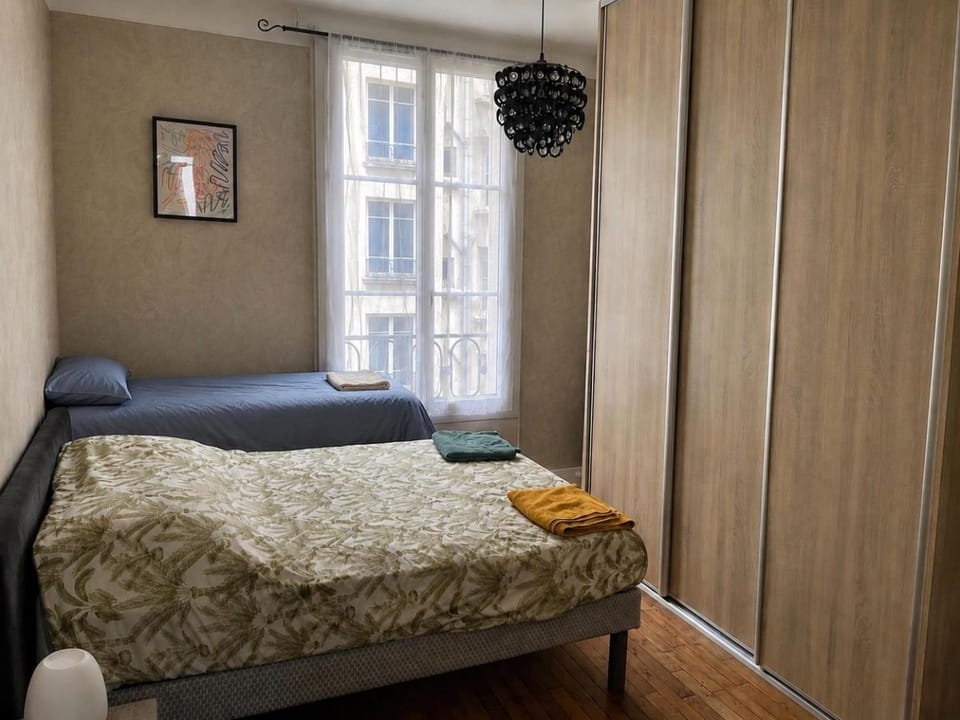 Photo of the whole room, Bedroom, towels, wardrobe
