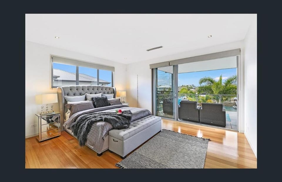 waterfront luxury house&pet friendly&full fenced House in Oxenford