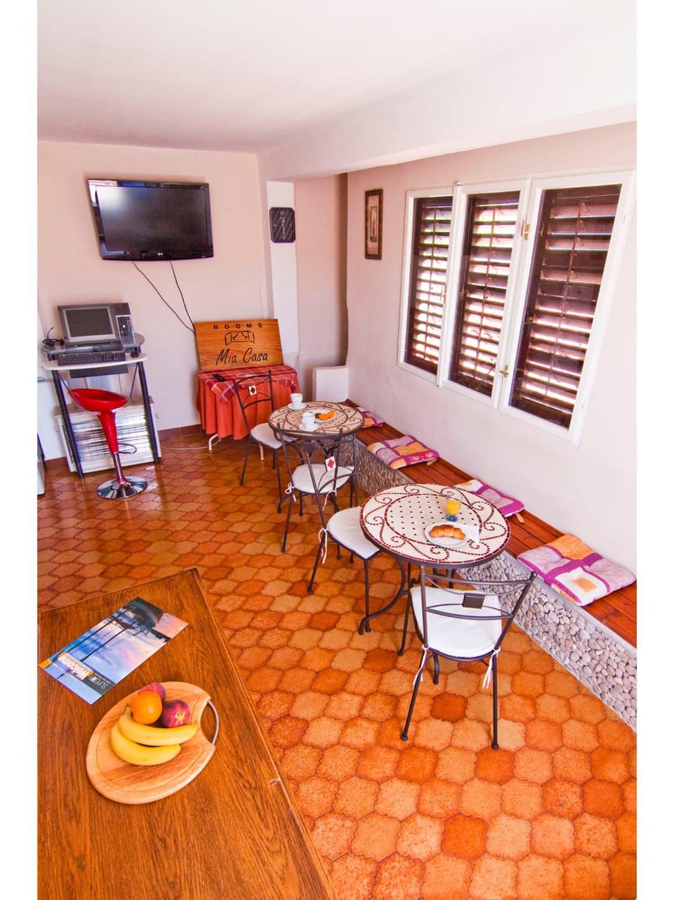TV and multimedia, Living room, Dining area, Food, Drinks