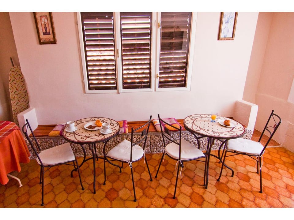 Living room, Dining area, Food, Drinks