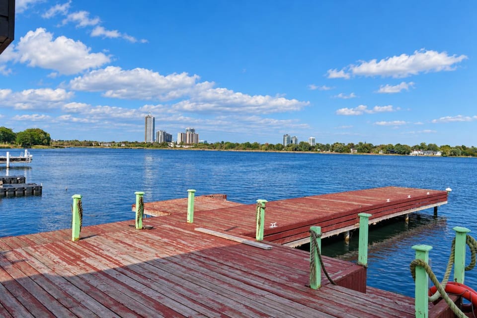 Lake Ontario Waterfront Retreat - Private Dock House in Pickering