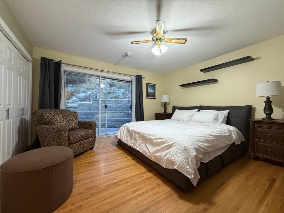Bed, Seating area, Bedroom