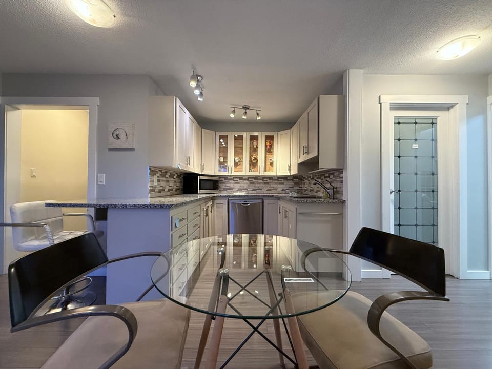Kitchen or kitchenette, minibar