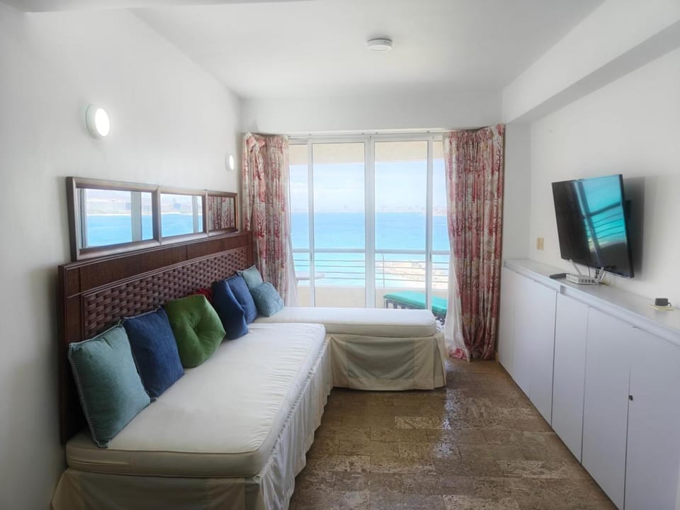 Ocean Views • Walk to Beach • Pool • Balcony House in Venezuela