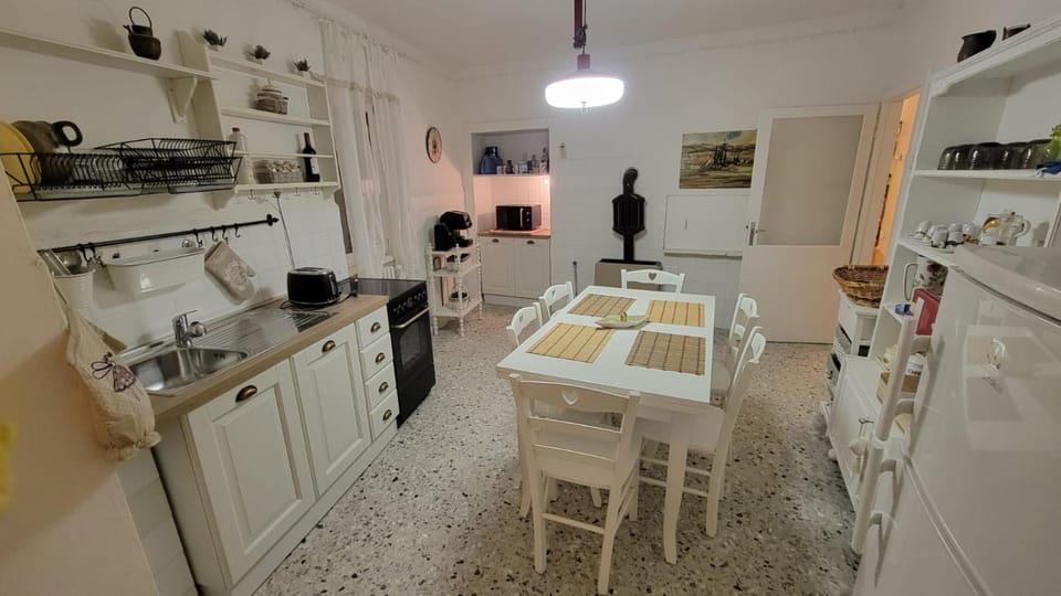 Coffee/tea facilities, Kitchen or kitchenette, Dining area, dishwasher, oven, stove, toaster