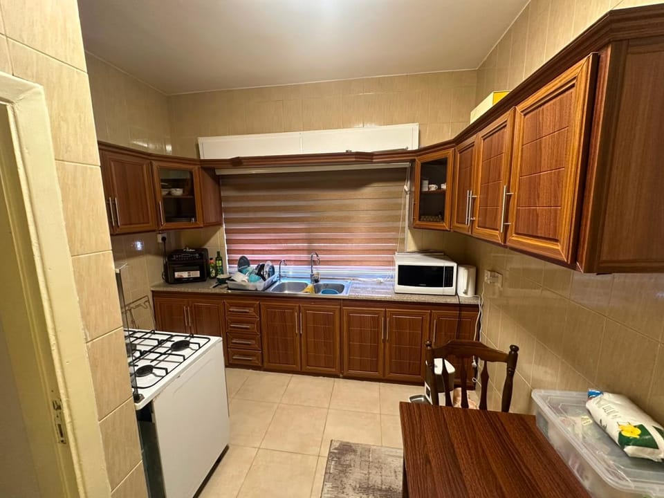Amman Centric 2-Bedroom Apartment شقة محدثة في وسط عمان قرب المستشفيات والجامعات Apartment in Africa