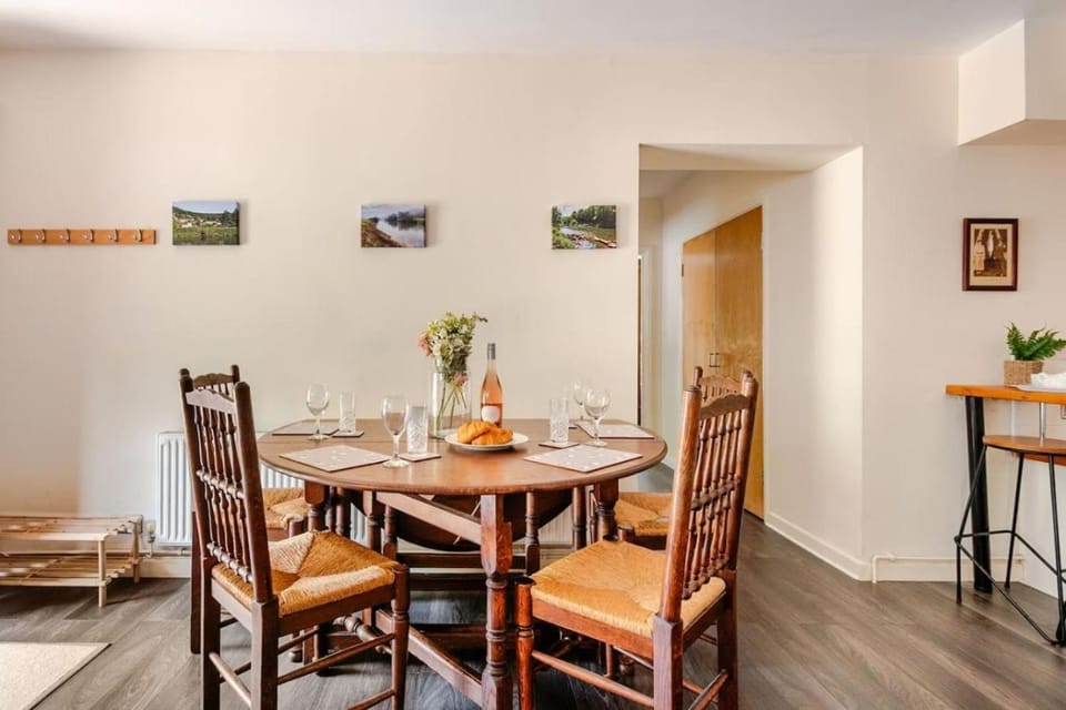 Dog-Friendly 2 Bed, Wye Valley Views and Village Pub Apartment in Forest of Dean