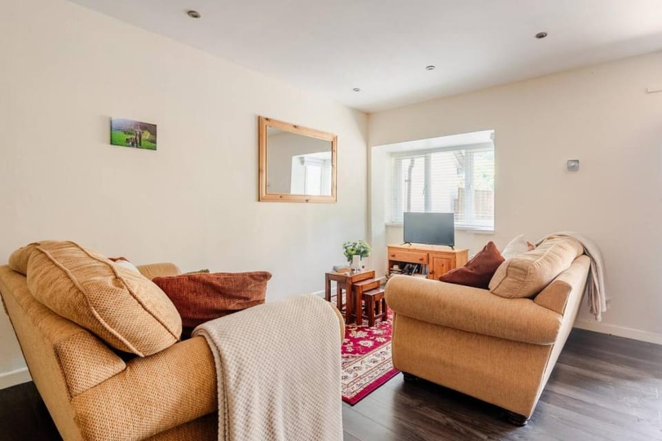 Dog-Friendly 2 Bed, Wye Valley Views and Village Pub Apartment in Forest of Dean