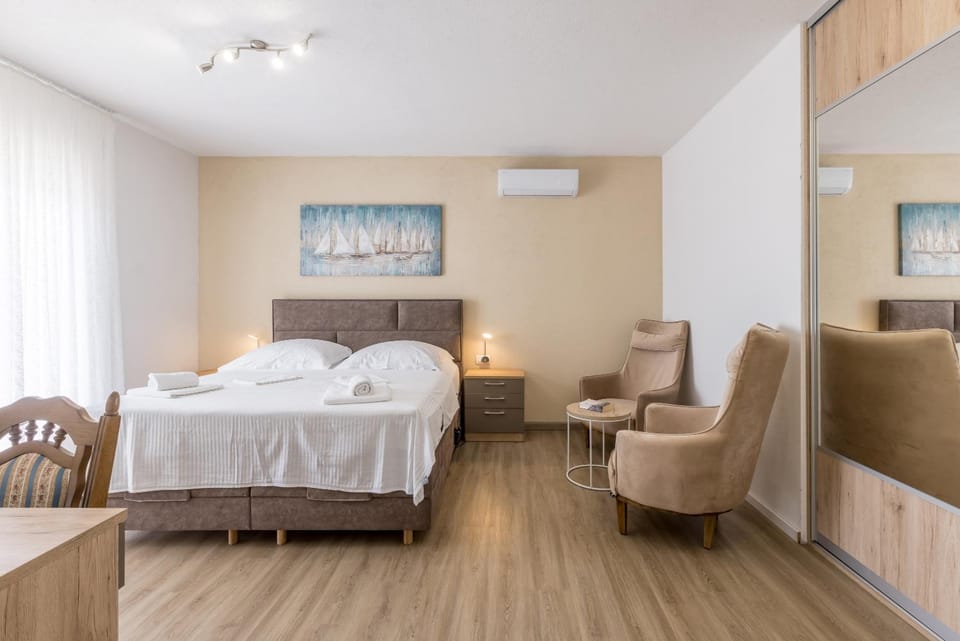 Bed, Photo of the whole room, Bedroom, towels, air conditioner