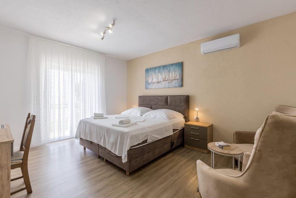 TV and multimedia, Photo of the whole room, Bedroom, towels, air conditioner