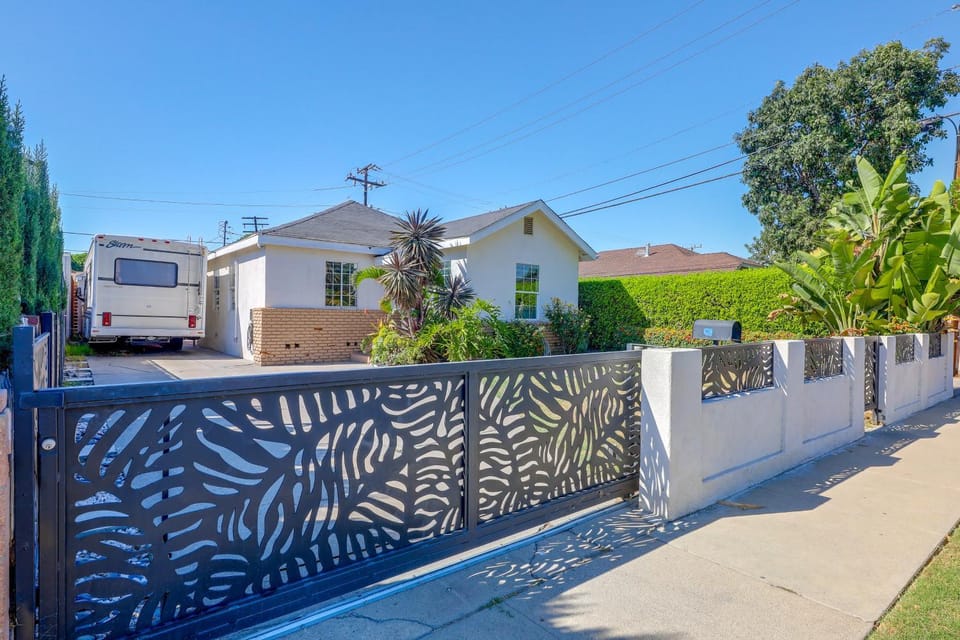 Lynwood Retreat Near LA, SoFi Stadium & Beaches House in South Gate