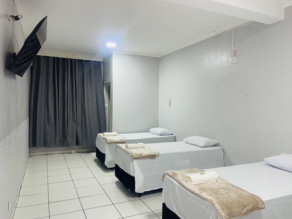 Bed, TV and multimedia, Photo of the whole room, Bedroom, towels