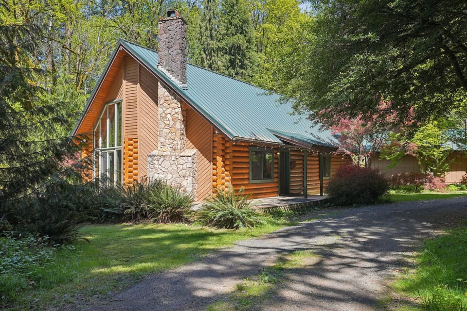 Cabin & Guest House Near Sandy River Trails! Cabin in Brightwood