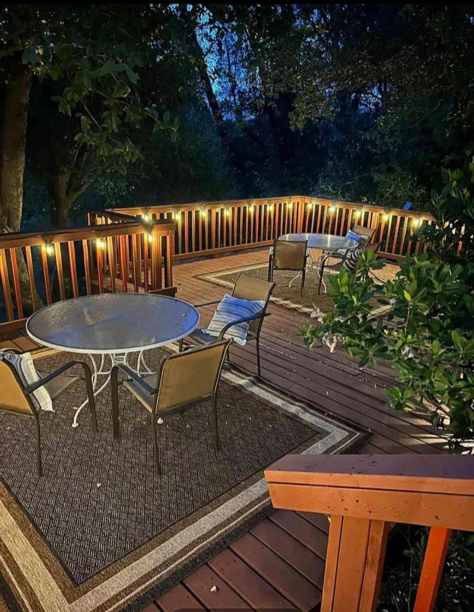 At Home in the Forest- Huge Deck-Sleeps 8 House in Redding