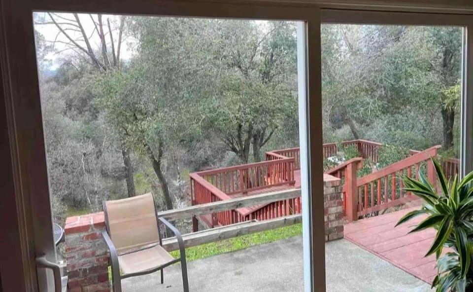 At Home in the Forest- Huge Deck-Sleeps 8 House in Redding