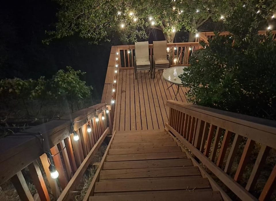 At Home in the Forest- Huge Deck-Sleeps 8 House in Redding