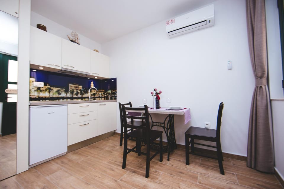 Kitchen or kitchenette, Dining area