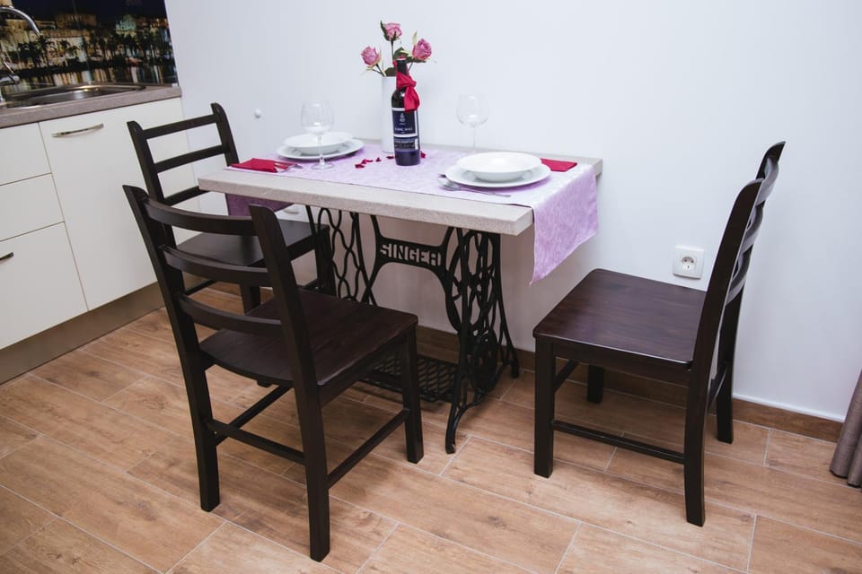 Seating area, Dining area