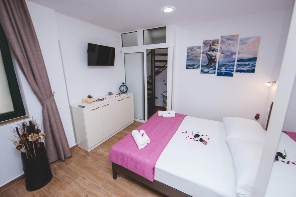 Bed, TV and multimedia