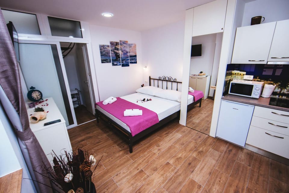 Kitchen or kitchenette, Bedroom