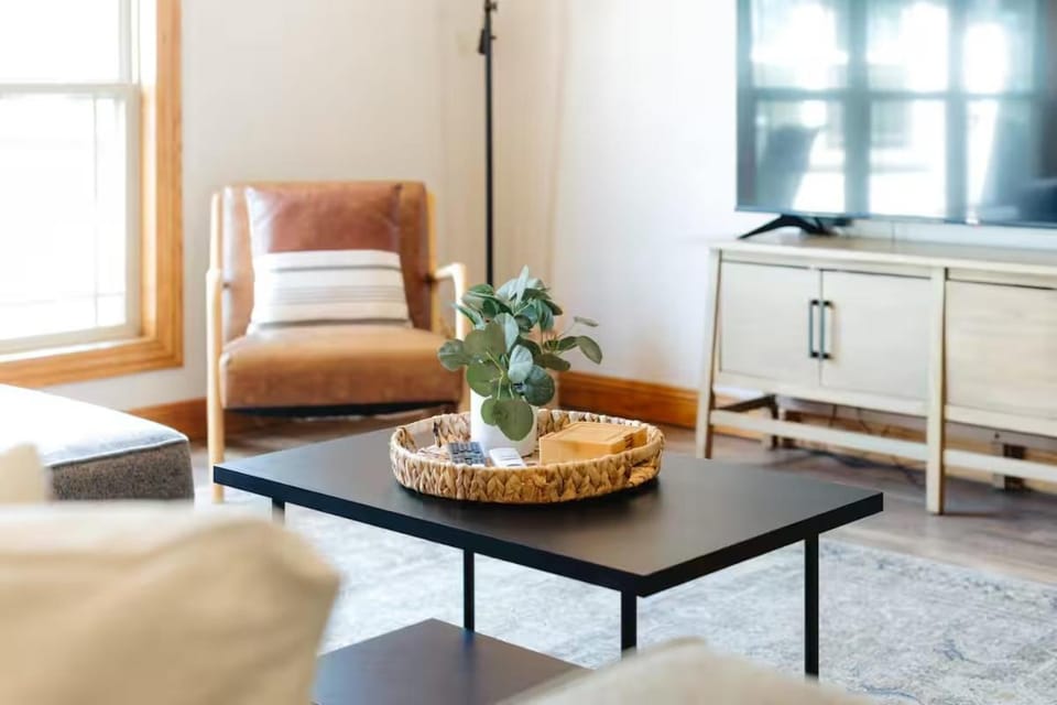 TV and multimedia, Living room, Decorative detail, Seating area
