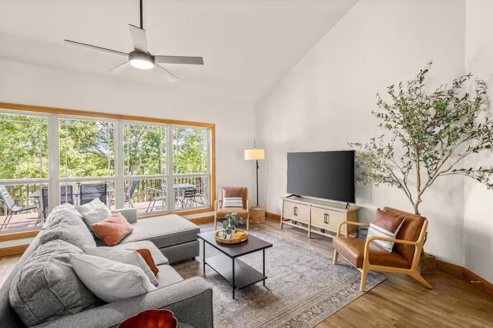 Natural landscape, TV and multimedia, View (from property/room), Balcony/Terrace, Living room, Seating area