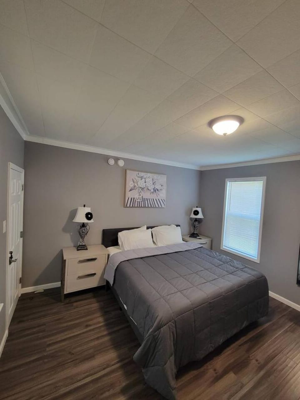 The Hideaway Walk to Falls Sleeps 8 Apartment in Niagara Falls