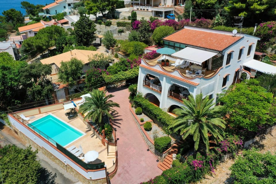 Villa del Golfo Urio with swimming pool shared by the two apartments it is essential to have a car Apartment in Sicily