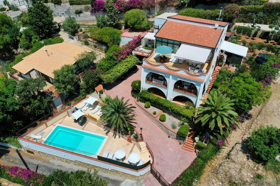 Villa del Golfo Urio with swimming pool shared by the two apartments it is essential to have a car Apartment in Sicily