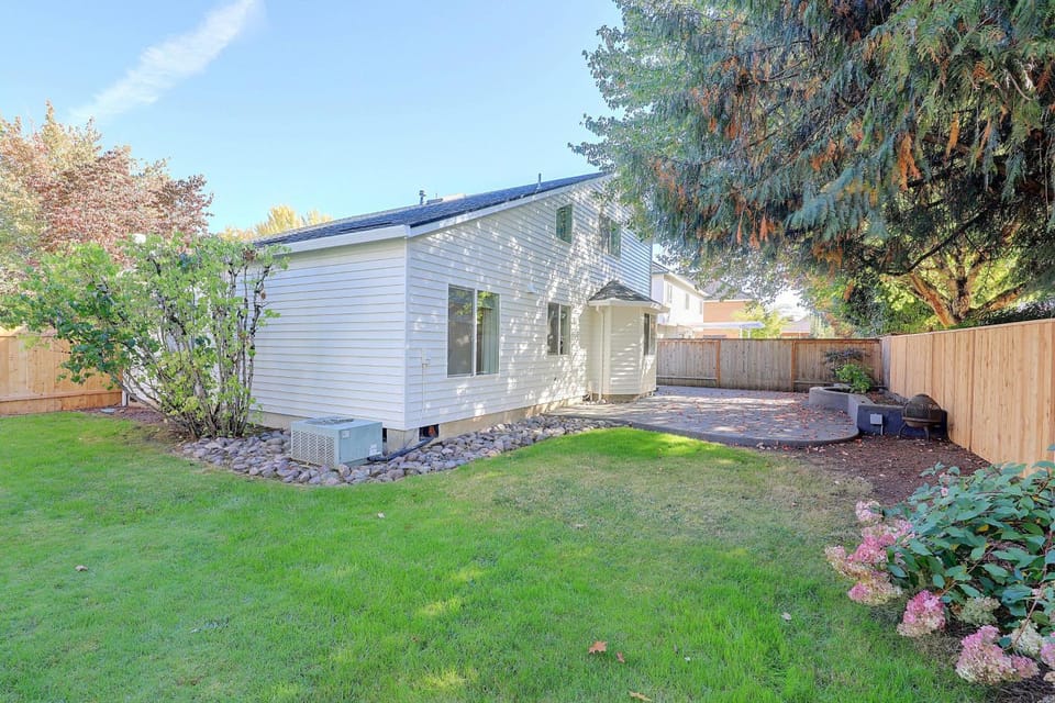Spacious Hillsboro Home w/ Fenced Yard House in Hillsboro