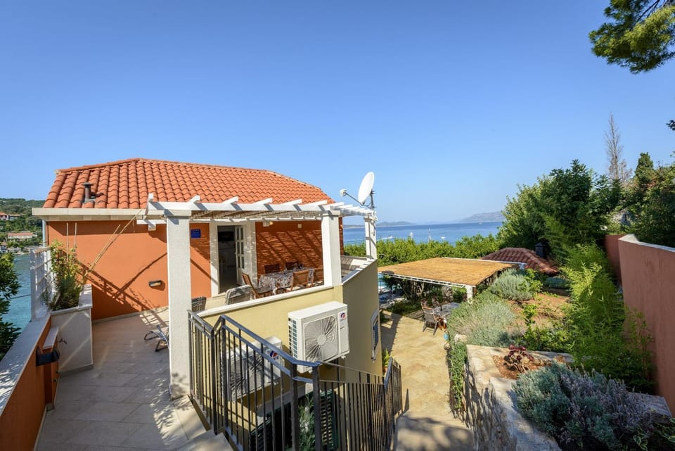 Facade/entrance, Balcony/Terrace, Sea view