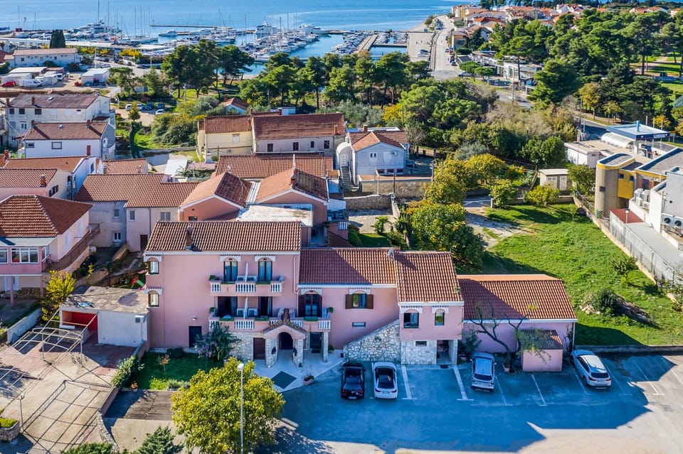 Property building, Day, Neighbourhood, Bird's eye view, Sea view, Parking