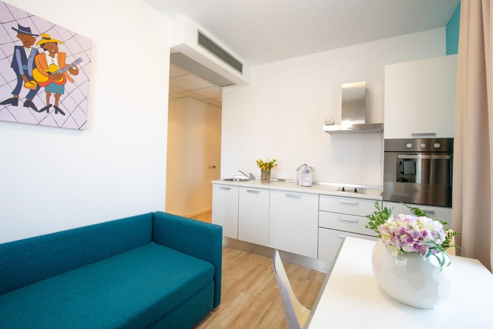 Kitchen or kitchenette, Seating area, Dining area