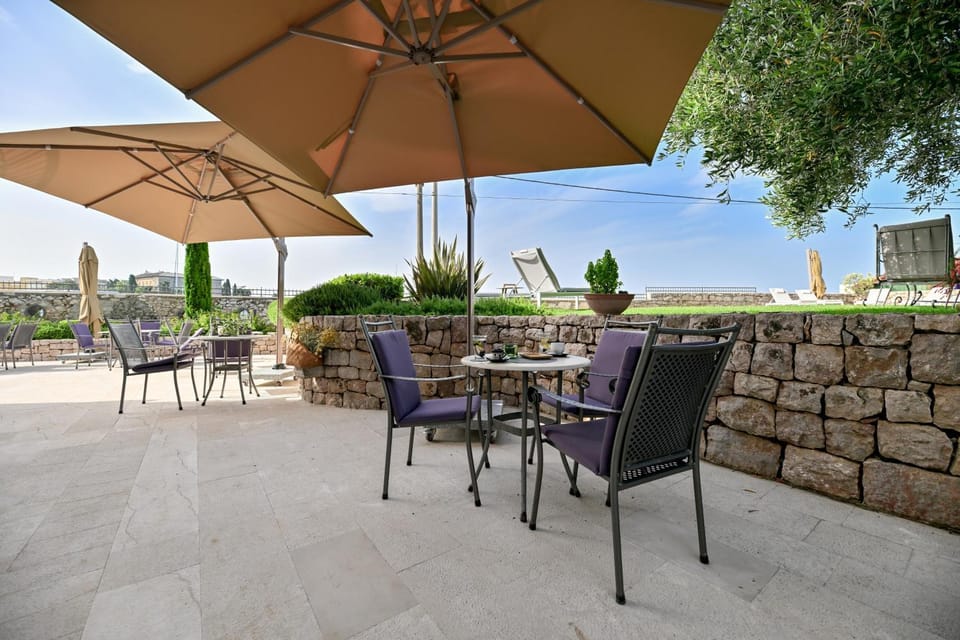 Day, View (from property/room), Balcony/Terrace, Seating area, Garden view, Pool view